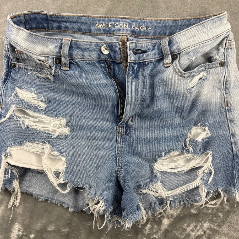 American Eagle Mom Short Distressed Denim Light Wash Size 10 High Rise Frayed - Picture 10 of 14